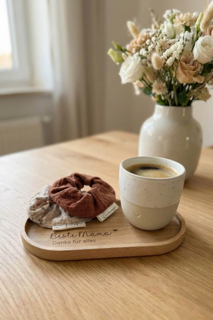 Geschenkset zum Muttertag  – Tasse, Scrunchie und personalisierter Untersetzer
