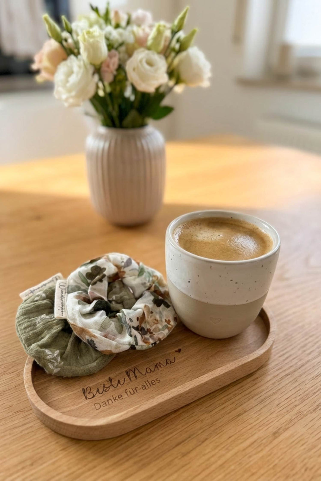 Geschenkset zum Muttertag  – Tasse, Scrunchie und personalisierter Untersetzer