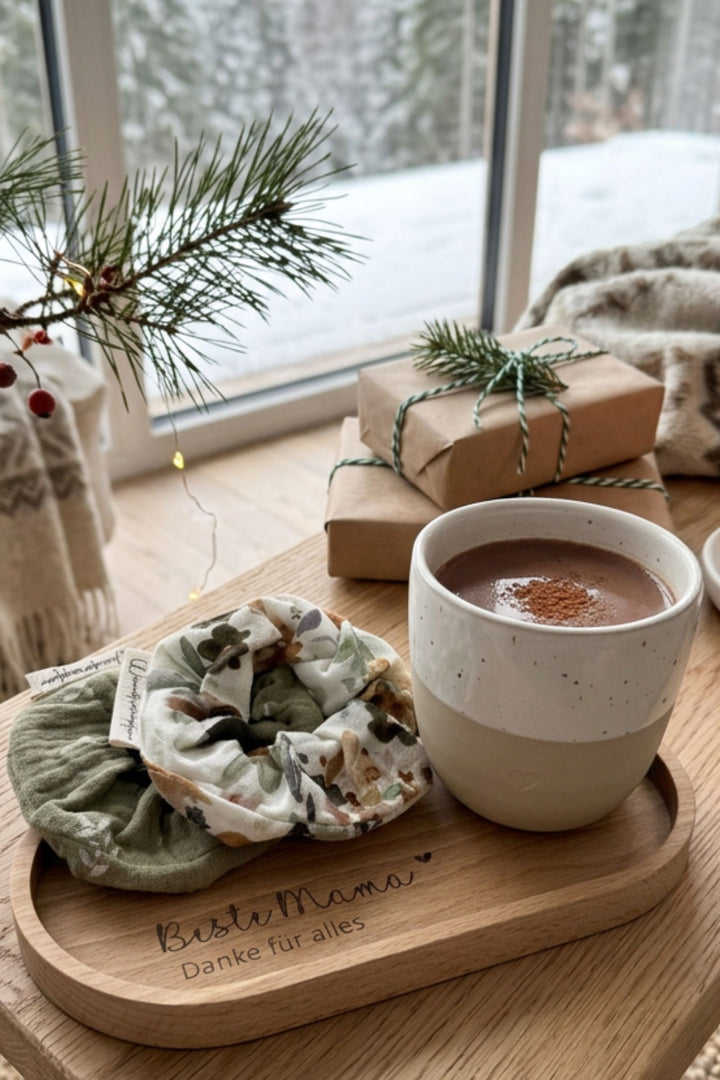 Geschenkset zu Weihnachten  – Tasse, Scrunchie und personalisierter Untersetzer
