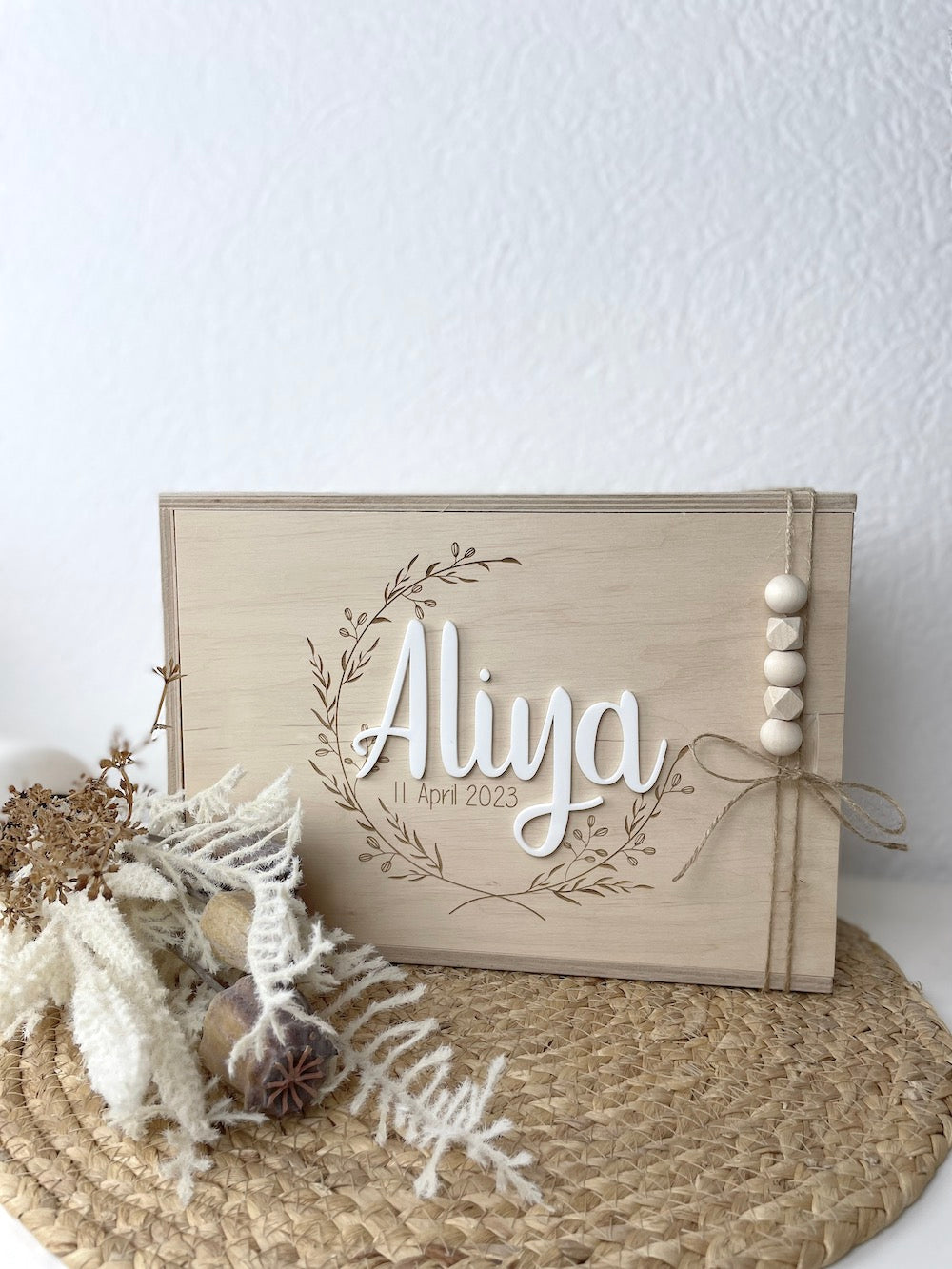 Personalisierte Erinnerungskiste aus Holz mit Blumenranke und Namensgravur – Geschenk zur Geburt
