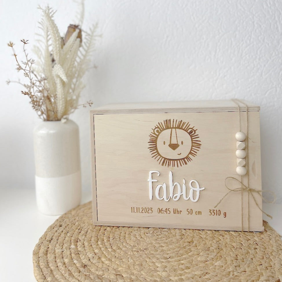 Personalisierte Erinnerungskiste aus Holz mit Tierbaby-Motiv und Namensgravur – Geschenk zur Geburt
