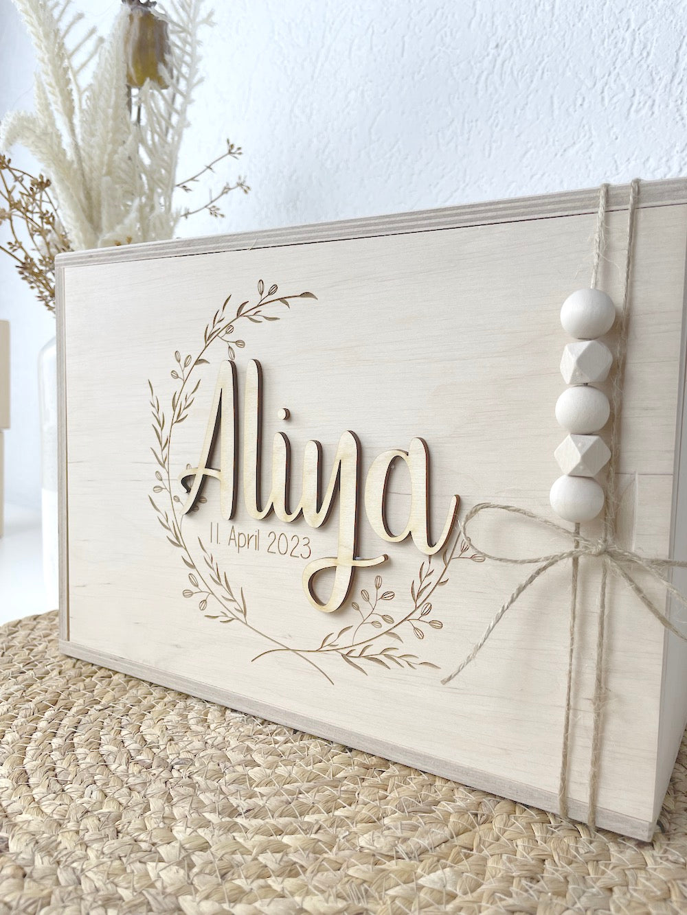 Personalisierte Erinnerungskiste aus Holz mit Blumenranke und Namensgravur – Geschenk zur Geburt
