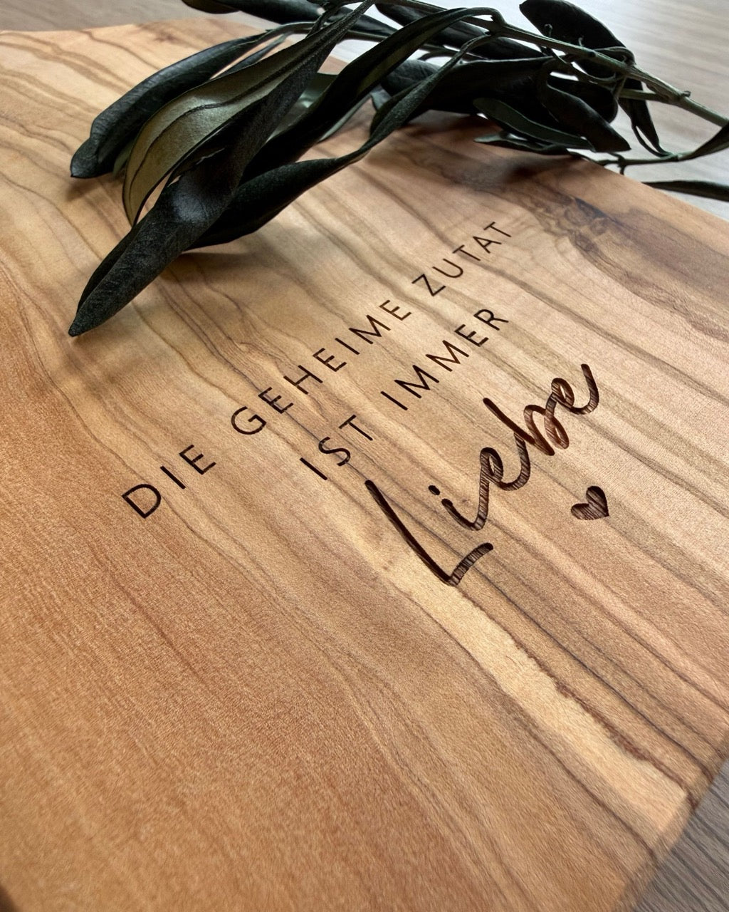 Holzschneidebrett personalisiert aus Olivenholz
